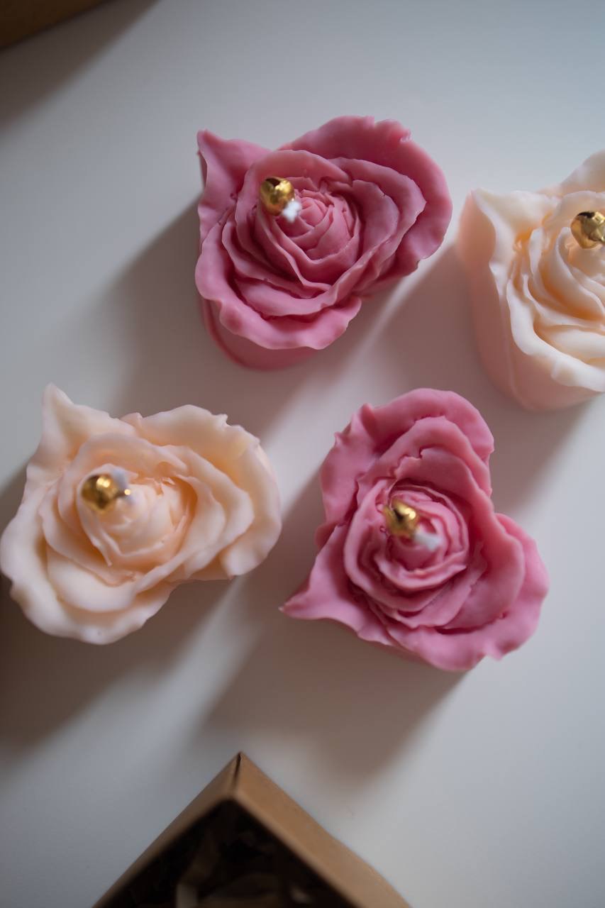 Rose-Shaped Vegan Soy Wax Candle – Pink & Cream