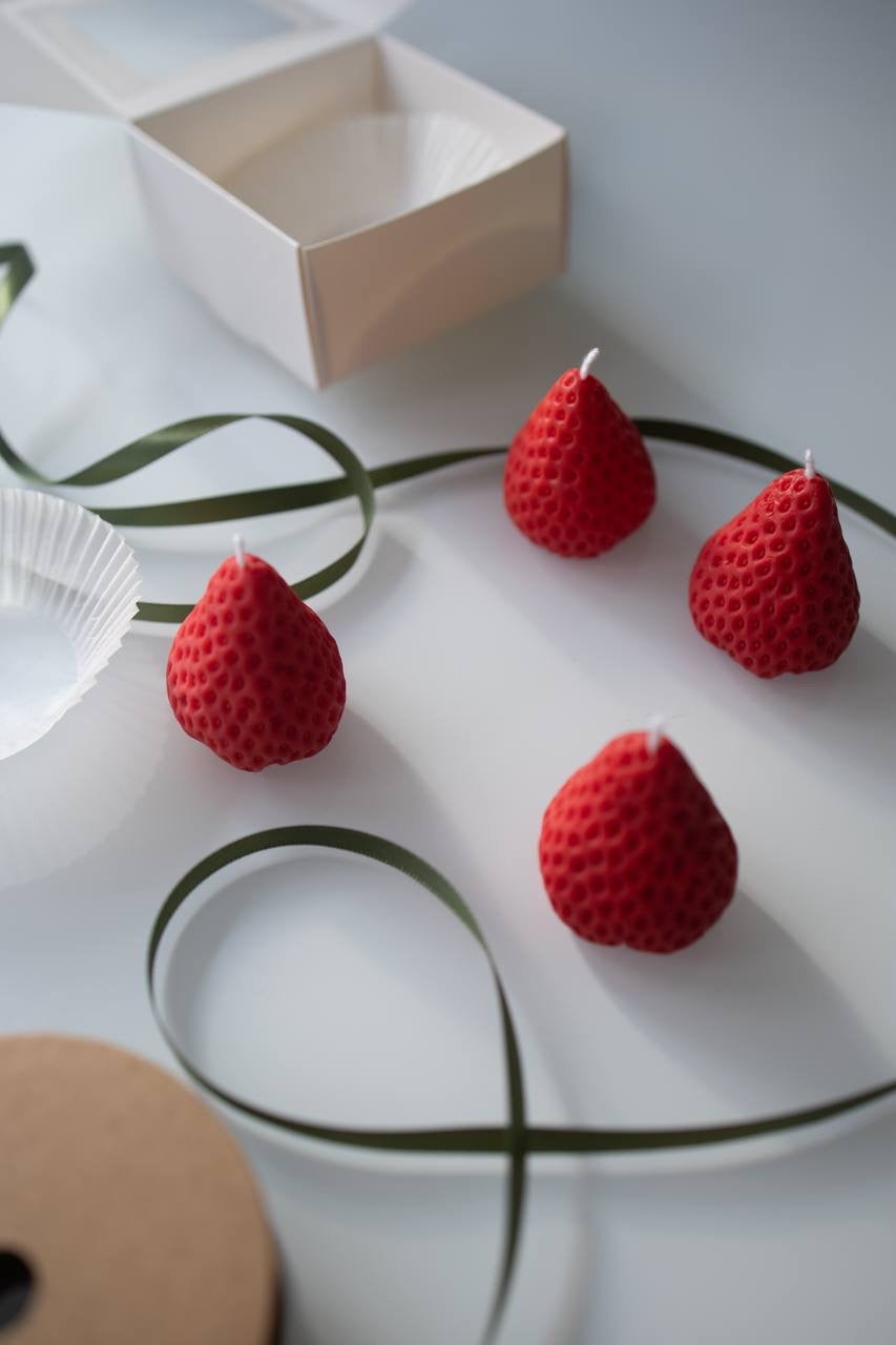 Strawberry-Shaped Vegan Soy Wax Candles – Set of 4